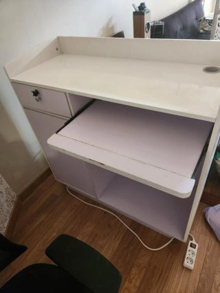 Mostrador blanco con detalles brillantes