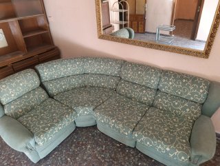 Sofá de rincón verde estampado