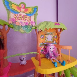 Cafetería Enchantimals con muñecas