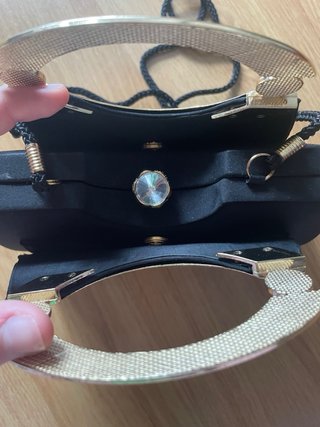 Bolso de fiesta negro con asa dorada