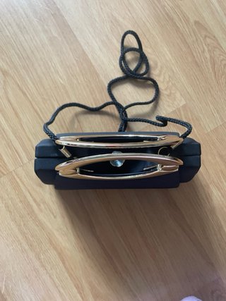 Bolso de fiesta negro con asa dorada