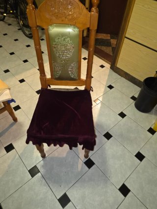 Silla de madera con asiento de terciopelo