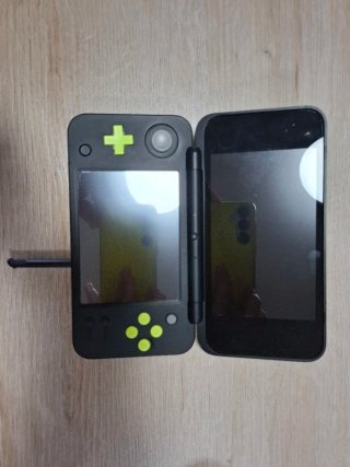 Nintendo 2DS XL Negra y Verde
