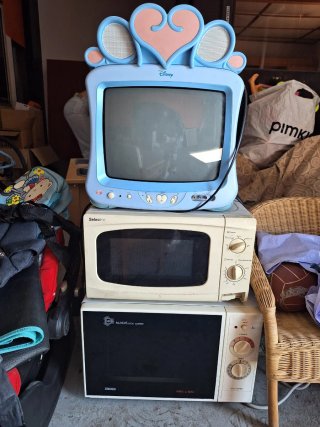 Televisor Disney y 2 Microondas
