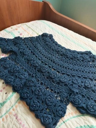 Chaquetilla tejida a mano con flores