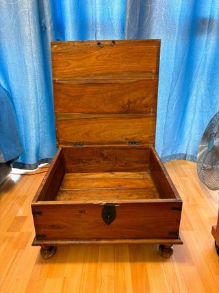 Baúl de madera con detalles metálicos