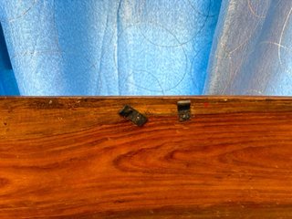 Baúl de madera con detalles metálicos