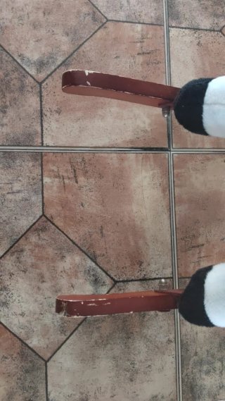 Caballo balancín negro con crin blanca