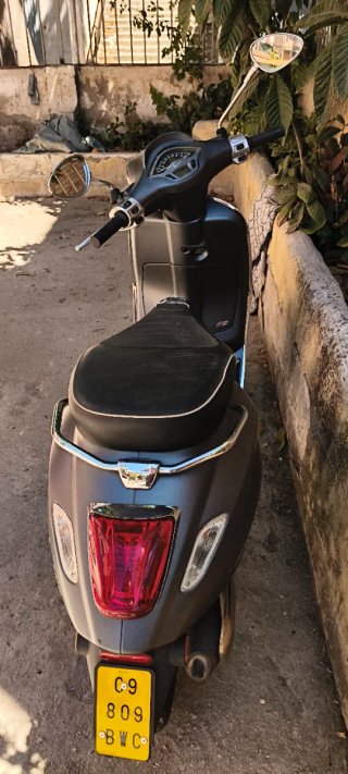 Vespa Scooter Negra