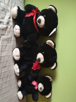 3 Peluches de Oso Negro con Lazo Rojo