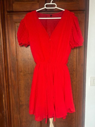 Mono corto rojo de lunares