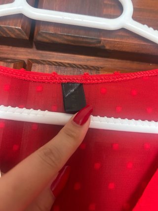 Mono corto rojo de lunares