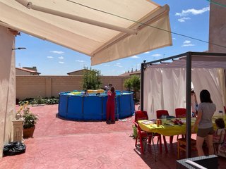 Piscina redonda azul y naranja