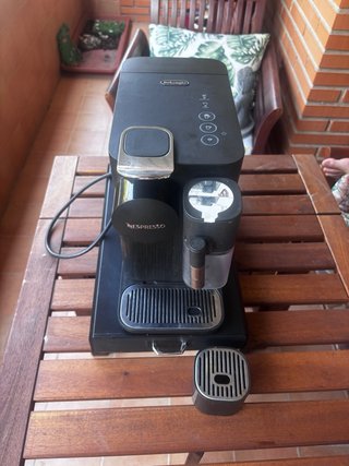 Cafetera Nespresso + Caja Cápsulas