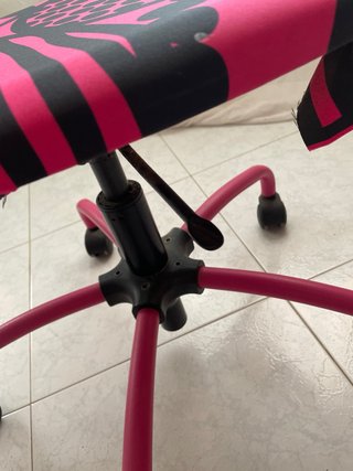 Silla de escritorio rosa con estampado