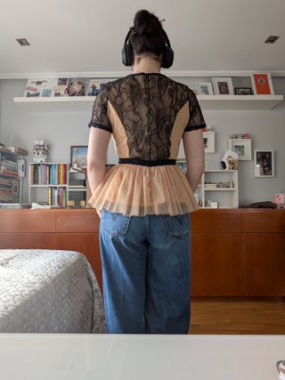 Top peplum encaje negro y beige