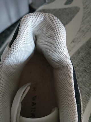 Deportivas blancas y negras