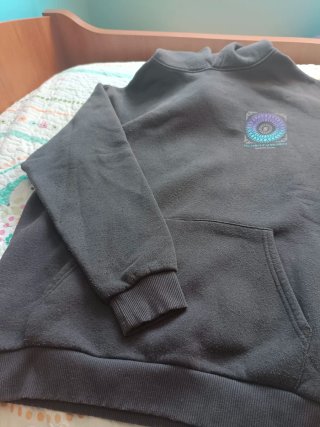 Sudadera gris con estampado morado