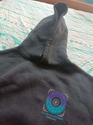 Sudadera gris con estampado morado