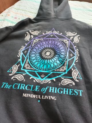 Sudadera gris con estampado morado