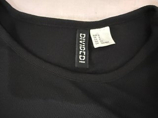 Vestido negro fruncido con lazo