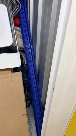 Estantería metálica con piso de madera