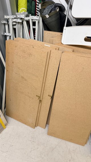 Estantería metálica con piso de madera