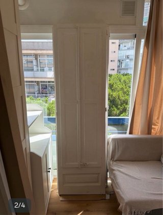 Puerta balconera blanca con cristales