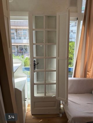 Puerta balconera blanca con cristales