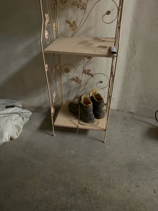 Estantería de metal beige con diseño floral