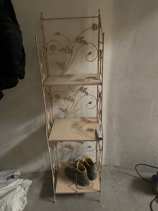 Estantería de metal beige con diseño floral