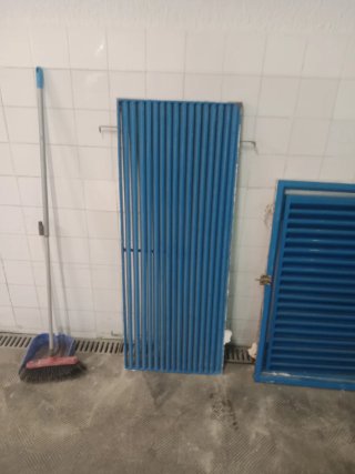 Puerta y reja azul depuradora