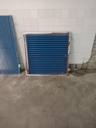 Puerta y reja azul depuradora