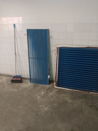 Puerta y reja azul depuradora
