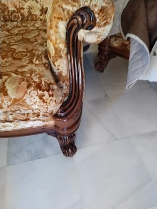 Sillón de tela con patas de madera