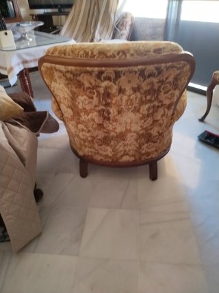 Sillón de tela con patas de madera
