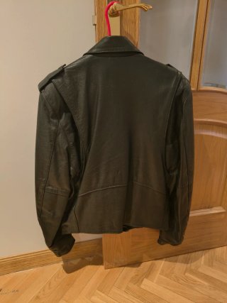Chaqueta de cuero negra con cremalleras