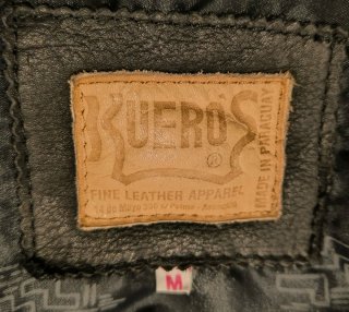 Chaqueta de cuero negra con cremalleras