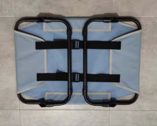 Cama para mascotas azul y negra