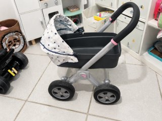Carrito de bebé de juguete