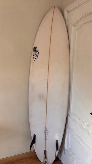 Tabla de surf blanca con logo