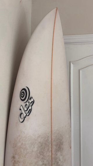 Tabla de surf blanca con logo