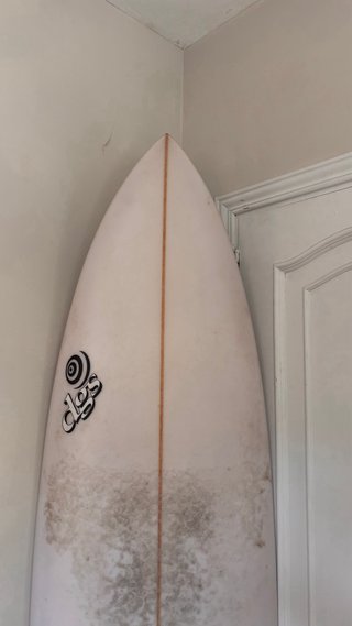 Tabla de surf blanca con logo
