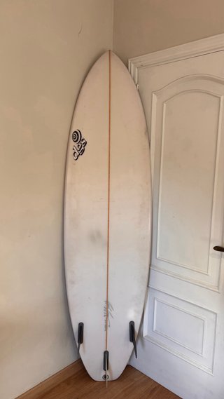 Tabla de surf blanca con logo
