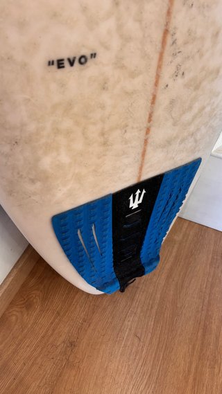 Tabla de surf blanca con logo