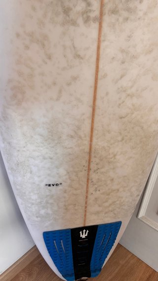 Tabla de surf blanca con logo