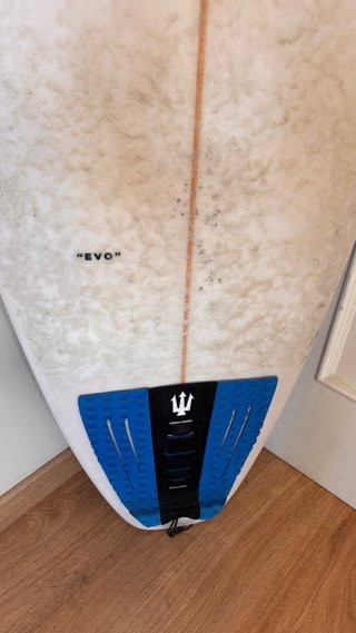 Tabla de surf blanca con logo