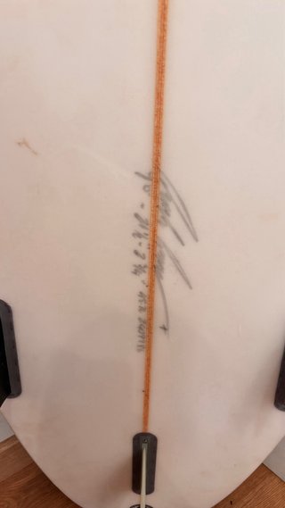 Tabla de surf blanca con logo