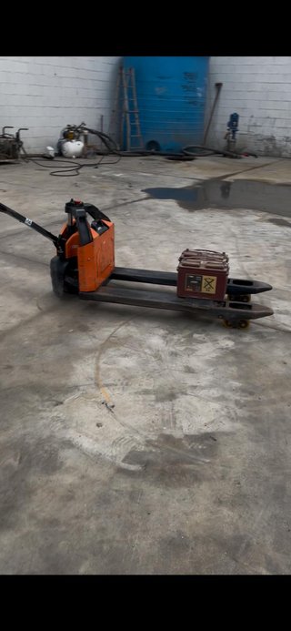 Transpaleta eléctrica Li-ion 980€