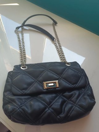 Bolso negro acolchado con cadena